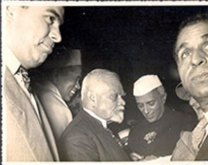 Prominent-Degnitaries/Ranaji-returned-to-idependent-India-at-New Delhi/thumb/Ranaji-at-NEw-Delhi-as-State-Guest-with-Jawaharlal-Nehru-and-others-1947-4Thb.jpg